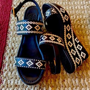 Tory Burch reena platform wedge black sandals with white Aztec accent 8.5